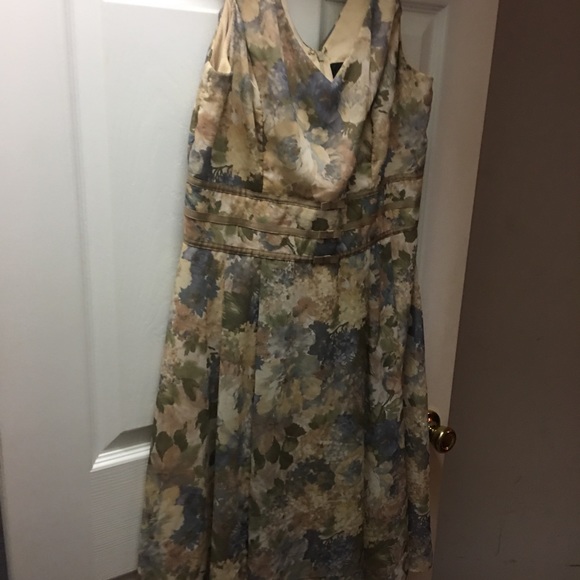 Ladies dress - Picture 1 of 1